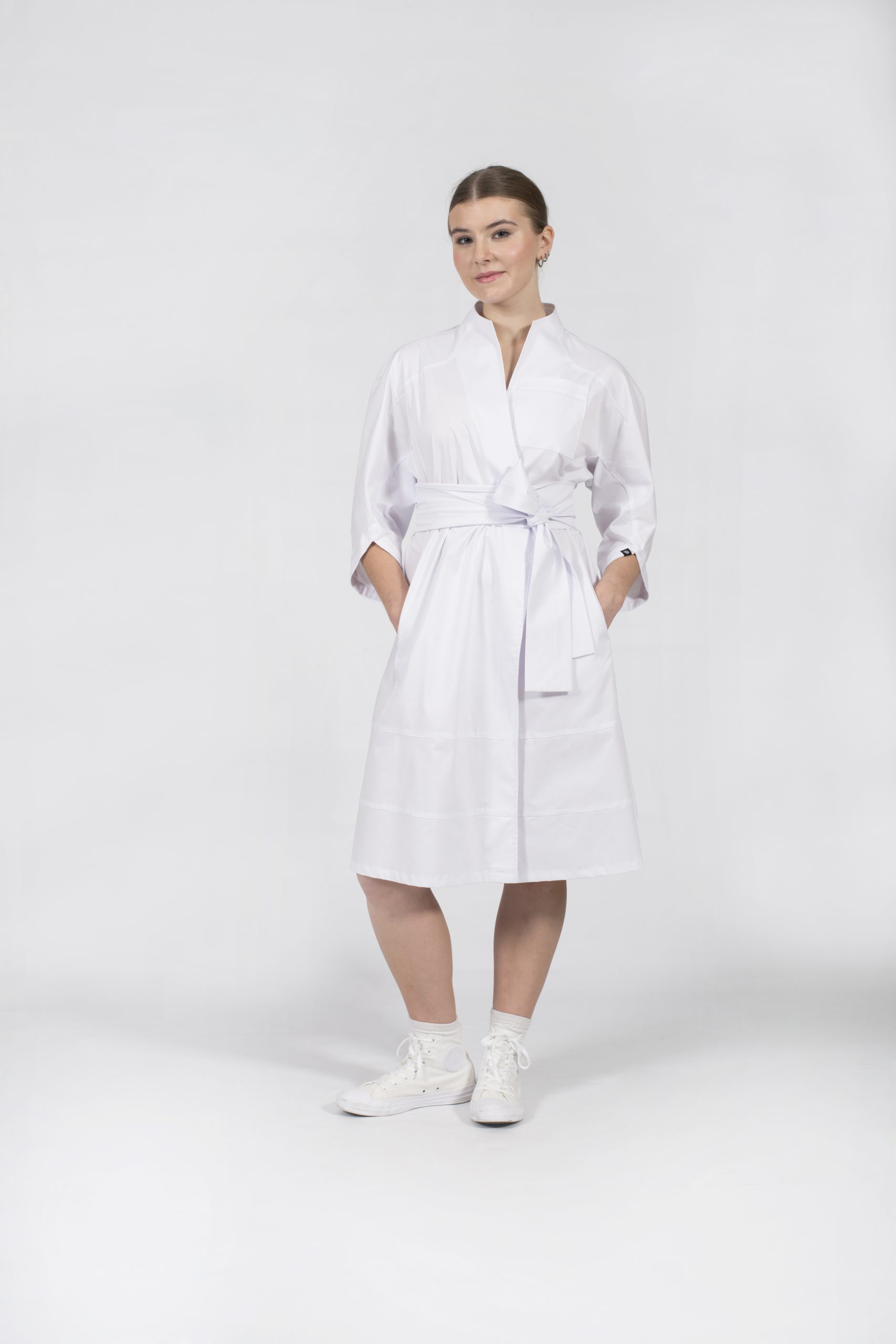 odziez_ubranie_medyczne_eleganckie_nowoczesne_wygodne_szyte_na_miare_ochronne_lekarskie_fizjoterapeutyczne_sukienka_fartuch_white_angel_022-scaled