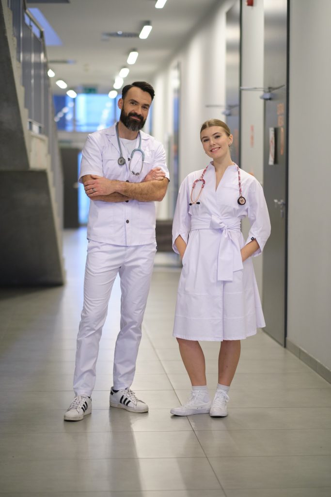 stylish doctor odzież ubranie medyczne ubiór pracownicy medyczni personel służba medyczna sukienka fartuch white angel 006